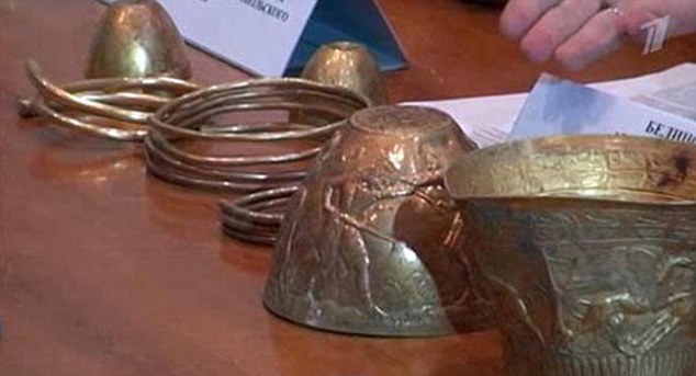 Античните пособия за употреба на упойващи вещества са открити заедно с други златни предмети с общо тегло около 3,5 кг – сред които пръстен, чаша и украшение за врата във вид на обръч – при изкопни работи за изграждането на електропровод в Русия 